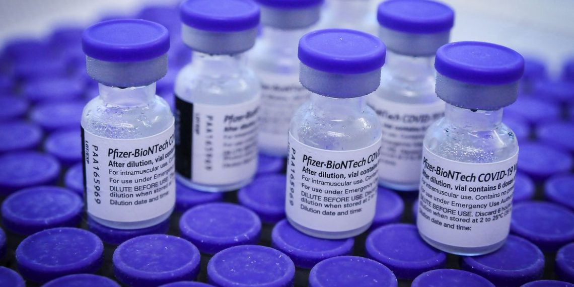 Brasil recebe primeiro lote de vacinas contra a covid-19 de 2022